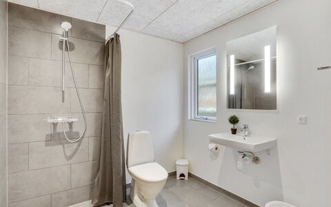 Sibbe - 500M to the Fjord: Piso, Pared, Arreglo De Tubería, Suelo, Techo, Diseño De Interiores, Lavabo, Baño, Plomería, Baño