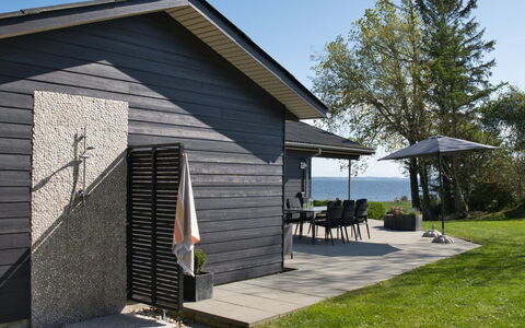 Elissa - 50M to the Fjord: Mueble, Diseño De Interiores, Piso, Madera, Suelo, Techo, Suelos De Madera, Silla, Mesa, Encendiendo