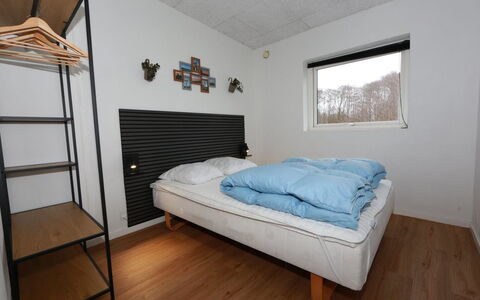 Eloise - 50M to the Fjord: Cama, Mueble, Habitación, Lecho, Diseño De Interiores, Suelo, Piso, Sábana, Pared, Madera