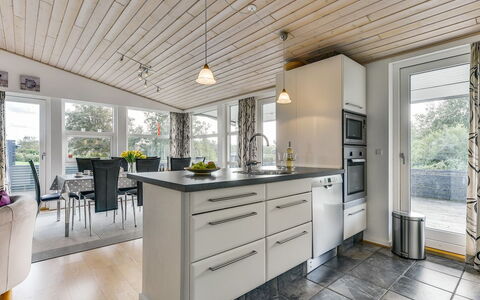 Sylvelin - 400M to the Fjord: Madera, Techo, Piso, Diseño De Interiores, Cocina, Mostrador, Mueble, Suelo, Suelos De Madera, Casa