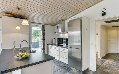 Sylvelin - 400M to the Fjord: Piso, Cocina, Madera, Mostrador, Techo, Diseño De Interiores, Suelo, Gabinetes, Casa, Mueble