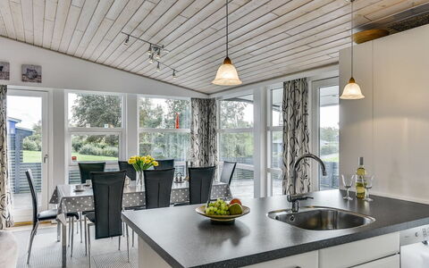 Sylvelin - 400M to the Fjord: Diseño De Interiores, Techo, Madera, Piso, Lámpara, Mueble, Suelo, Cocina Y Comedor Mesa, Cocina, Casa