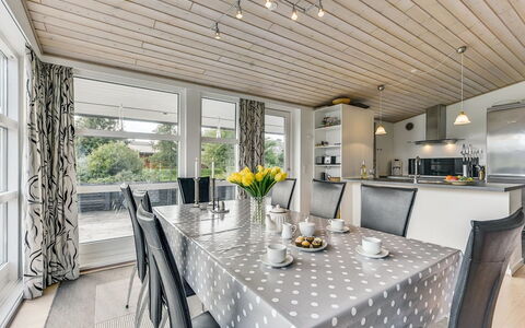 Sylvelin - 400M to the Fjord: Diseño De Interiores, Mueble, Techo, Cocina Y Comedor Mesa, Casa, Lámpara, Encendiendo, Piso, Silla, Comedor