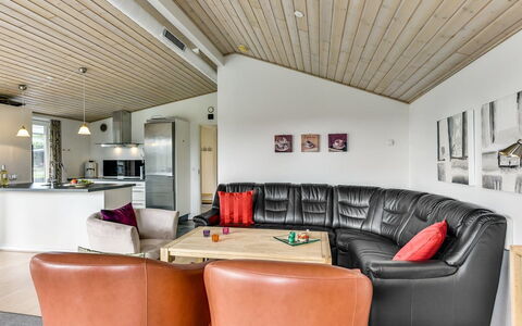 Sylvelin - 400M to the Fjord: Diseño De Interiores, Sofá, Techo, Madera, Mueble, Piso, Sala, Habitación, Encendiendo, Suelo