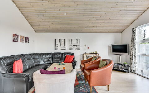Sylvelin - 400M to the Fjord: Mueble, Diseño De Interiores, Sofá, Techo, Madera, Piso, Suelo, Sala, Lámpara, Encendiendo