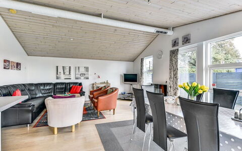 Sylvelin - 400M to the Fjord: Madera, Techo, Diseño De Interiores, Sofá, Casa, Mueble, Piso, Sala, Habitación