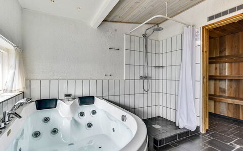 Sylvelin - 400M to the Fjord: Diseño De Interiores, Arreglo De Tubería, Piso, Bañera, Suelo, Madera, Techo, Baño, Mueble, Habitación
