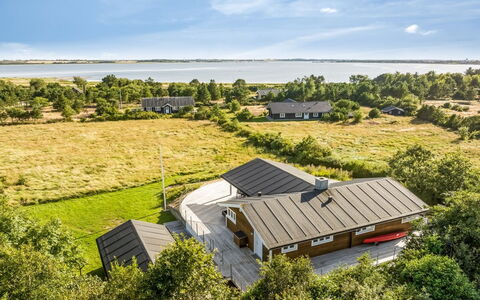 Eljas - 200M to the Fjord: Mueble, Diseño De Interiores, Piso, Madera, Suelo, Techo, Suelos De Madera, Silla, Mesa, Encendiendo