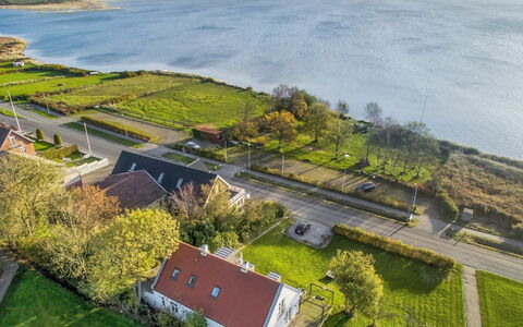 Rina - 30M to the Fjord: Techo, Casa, El Terreno Del Lote, Casa, Cabaña, Inmuebles, Edificios Del Jardín, Sombra, Cuarto De Troncos, Paisajismo