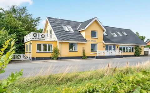 Rina - 30M to the Fjord: Techo, Casa, El Terreno Del Lote, Casa, Cabaña, Inmuebles, Edificios Del Jardín, Sombra, Cuarto De Troncos, Paisajismo