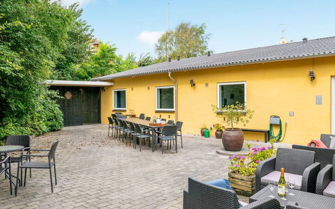 Rina - 30M to the Fjord: Techo, Casa, El Terreno Del Lote, Casa, Cabaña, Inmuebles, Edificios Del Jardín, Sombra, Cuarto De Troncos, Paisajismo