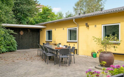 Rina - 30M to the Fjord: Techo, Casa, El Terreno Del Lote, Casa, Cabaña, Inmuebles, Edificios Del Jardín, Sombra, Cuarto De Troncos, Paisajismo