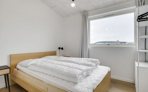 Aatami - 500M from the Sea: Habitación, Techo, Cama, Lecho, Sábana, Marco De La Cama, Habitación, Departamento, Colchón, Diseño