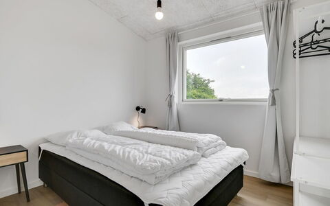Aatami - 500M from the Sea: Habitación, Cama, Techo, Diseño De Interiores, Lecho, Sábana, Piso, Suelo, Marco De La Cama, Habitación