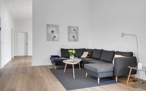 Aatami - 500M from the Sea: Piso, Mueble, Diseño De Interiores, Suelo, Suelos De Madera, Madera, Sofá, Sala, Suelo Laminado, Casa