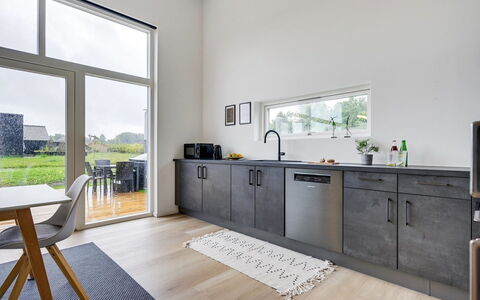 Aatami - 500M from the Sea: Piso, Cocina, Diseño De Interiores, Mostrador, Suelo, Gabinetes, Suelos De Madera, Electrodoméstico, Aparato De Cocina, Madera Dura