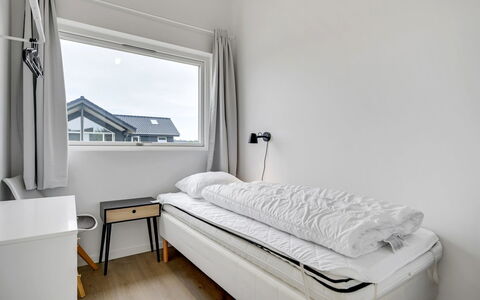 Aatami - 500M from the Sea: Habitación, Cama, Sábana, Lecho, Suelo, Diseño De Interiores, Techo, Piso, Marco De La Cama, Linos