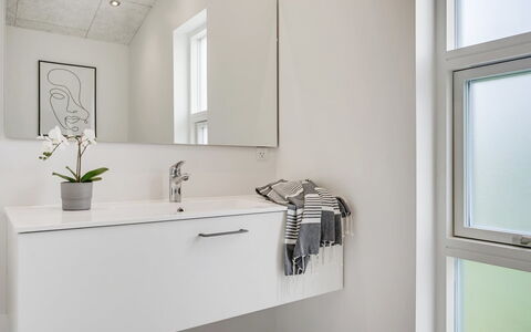 Aatami - 500M from the Sea: Diseño De Interiores, Arreglo De Tubería, Piso, Baño, Lavabo Del Baño, Suelo, Mueble De Baño, Lavabo, Espejo, Grifo