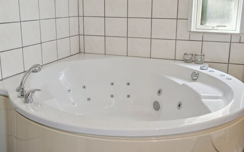 Gerhild - 300M from the Sea: Bañera, Baño, Arreglo De Tubería, Diseño De Interiores, Piso, Plomería, Suelo, Grifo, Jacuzzi