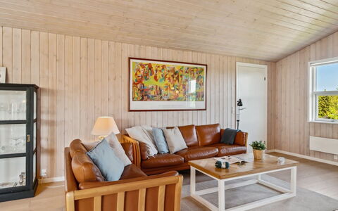 Gerhild - 300M from the Sea: Mueble, Diseño De Interiores, Piso, Madera, Sofá, Techo, Suelo, Sala, Habitación, Suelos De Madera