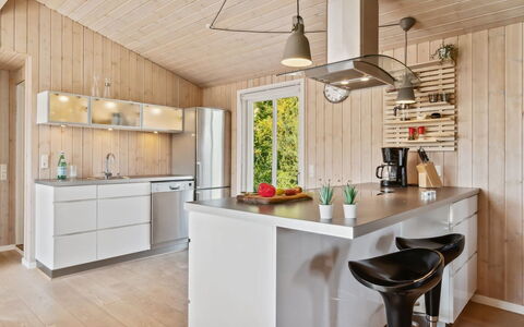 Gerhild - 300M from the Sea: Cocina, Mostrador, Mueble, Diseño De Interiores, Piso, Lámpara, Aparato De Cocina, Madera, Techo, Gabinetes