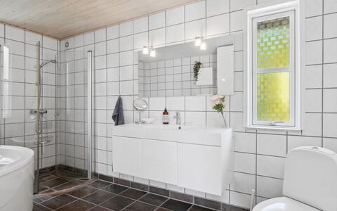 Gerhild - 300M from the Sea: Piso, Arreglo De Tubería, Suelo, Diseño De Interiores, Baño, Lavabo, Plomería, Loseta, Grifo, Techo