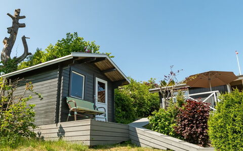 Gerhild - 300M from the Sea: Arbusto, Casa, Cabaña, Techo, Vía Muerta, Mueble Para Exteriores, Jardín, Edificios Del Jardín, Cobertizo, Yarda