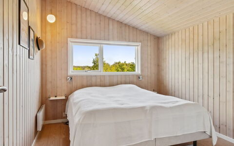 Gerhild - 300M from the Sea: Madera, Techo, Habitación, Diseño De Interiores, Piso, Suelo, Casa, Cama, Tablón, Suelos De Madera