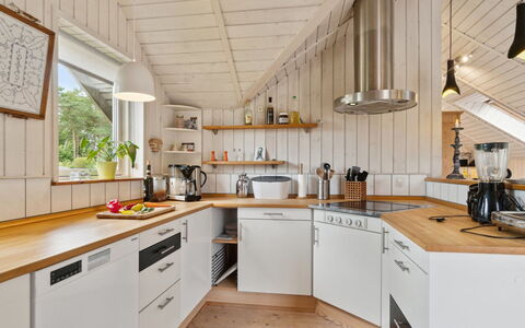 Stefani - 1Km from the Sea: Cocina, Mostrador, Piso, Madera, Diseño De Interiores, Techo, Aparato De Cocina, Gabinetes, Lámpara, Suelo