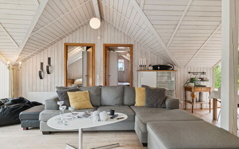 Stefani - 1Km from the Sea: Madera, Piso, Diseño De Interiores, Techo, Mueble, Sofá, Suelo, Sala, Casa, Suelos De Madera