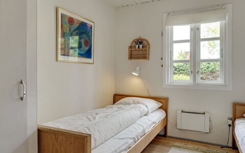 Vian - 200M from the Sea: Cama, Habitación, Pared, Lecho, Madera, Mueble, Sábana, Suelo, Diseño De Interiores, Piso