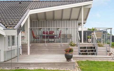 Eilen - 250M from the Sea: Madera, Techo, Casa, Cabaña, Puerta, Casa, Vía Muerta, El Terreno Del Lote, Edificios Del Jardín, Cobertizo