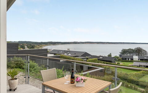 Eilen - 250M from the Sea: Madera, Techo, Casa, Cabaña, Puerta, Casa, Vía Muerta, El Terreno Del Lote, Edificios Del Jardín, Cobertizo