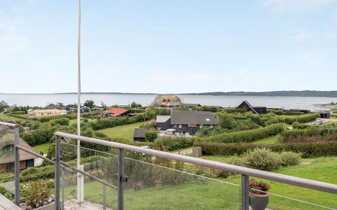 Eilen - 250M from the Sea: Madera, Techo, Casa, Cabaña, Puerta, Casa, Vía Muerta, El Terreno Del Lote, Edificios Del Jardín, Cobertizo