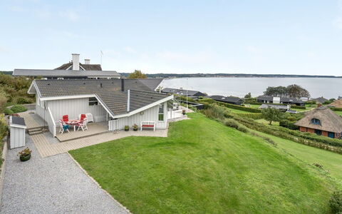 Eilen - 250M from the Sea: Techo, Casa, Casa, Cabaña, Puerta, Vía Muerta, Cubierta, Porche, Tablón, Madera Dura