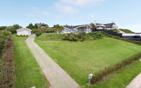 Eilen - 250M from the Sea: Techo, Casa, Casa, Cabaña, Puerta, Vía Muerta, Cubierta, Porche, Tablón, Madera Dura