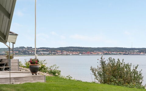 Eilen - 250M from the Sea: Techo, Casa, Casa, Cabaña, Puerta, Vía Muerta, Cubierta, Porche, Tablón, Madera Dura