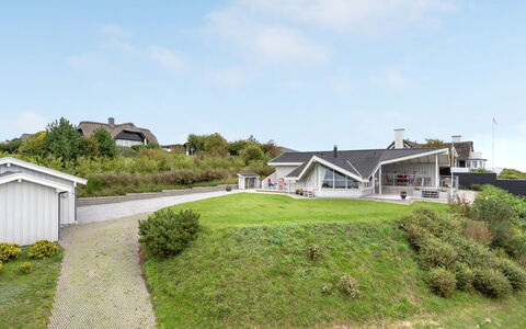 Eilen - 250M from the Sea: Techo, Casa, Casa, Cabaña, Puerta, Vía Muerta, Cubierta, Porche, Tablón, Madera Dura