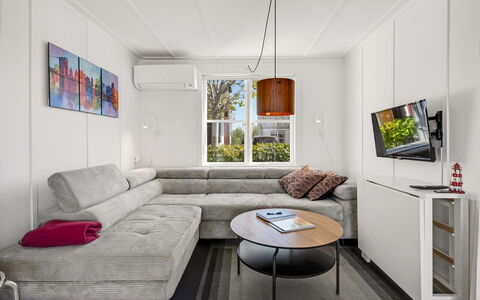 Milo - 5M from the Sea: Mueble, Diseño De Interiores, Sofá, Piso, Suelo, Pared, Sala, Madera, Habitación, Mesa