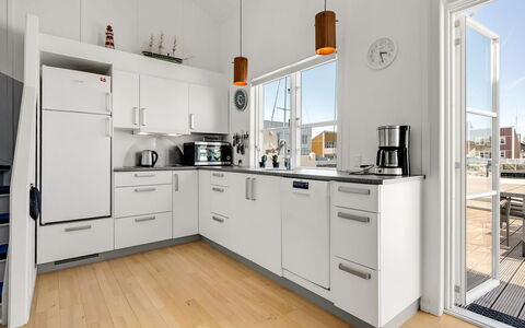 Milo - 5M from the Sea: Cocina, Mostrador, Aparato De Cocina, Gabinetes, Electrodoméstico, Piso, Diseño De Interiores, Lavabo, Madera, Mueble