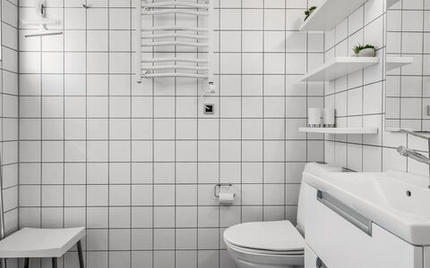Milo - 5M from the Sea: Arreglo De Tubería, Piso, Baño, Suelo, Diseño De Interiores, Plomería, Baño, Lavabo, Asiento Del Baño, Loseta