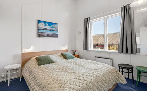 Milo - 5M from the Sea: Habitación, Diseño De Interiores, Suelo, Cama, Techo, Mueble, Casa, Sábana, Departamento, Marco De La Cama