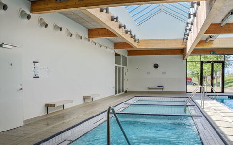 Milo - 5M from the Sea: Piscina, Piso, Suelo, Material Compuesto, Techo, Recurso, Diseño, Centro De Ocio, Loseta, La Luz Del Día