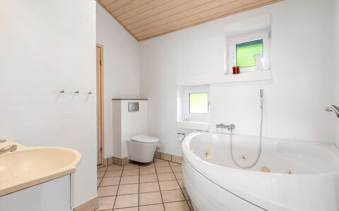 Sarita - 1Km from the Sea: Diseño De Interiores, Piso, Arreglo De Tubería, Suelo, Baño, Madera, Techo, Bañera, Grifo, Plomería
