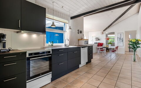 Sarita - 1Km from the Sea: Cocina, Mostrador, Aparato De Cocina, Piso, Electrodoméstico, Diseño De Interiores, Gabinetes, Madera, Suelo, Mueble