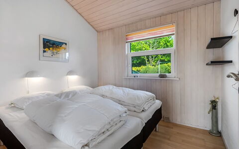 Sarita - 1Km from the Sea: Habitación, Madera, Cama, Sábana, Lecho, Diseño De Interiores, Casa, Marco De La Cama, Suelo, Techo