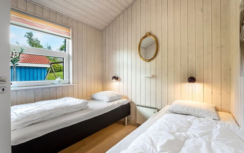 Sarita - 1Km from the Sea: Madera, Habitación, Cama, Sábana, Techo, Lecho, Marco De La Cama, Suelo, Puerta, Madera Dura