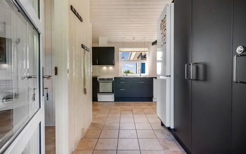 Sarita - 1Km from the Sea: Piso, Diseño De Interiores, Suelo, Cocina, Madera, Techo, Mostrador, Electrodoméstico, Aparato De Cocina, Mueble
