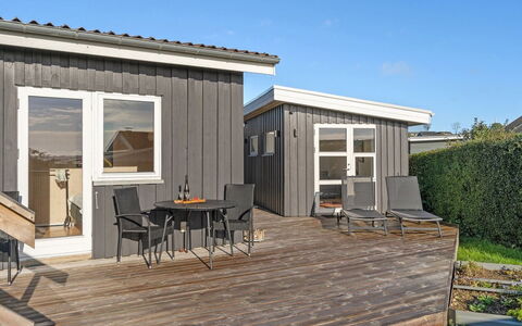 Gudserk - 50M from the Sea: Piscina, Mueble Para Exteriores, Mueble, Recurso, Losa, Eco Hotel, Sombra, Silla, Ocio, Inmuebles