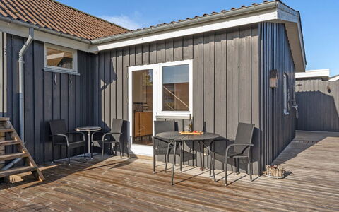 Gudserk - 50M from the Sea: Piscina, Mueble Para Exteriores, Mueble, Recurso, Losa, Eco Hotel, Sombra, Silla, Ocio, Inmuebles